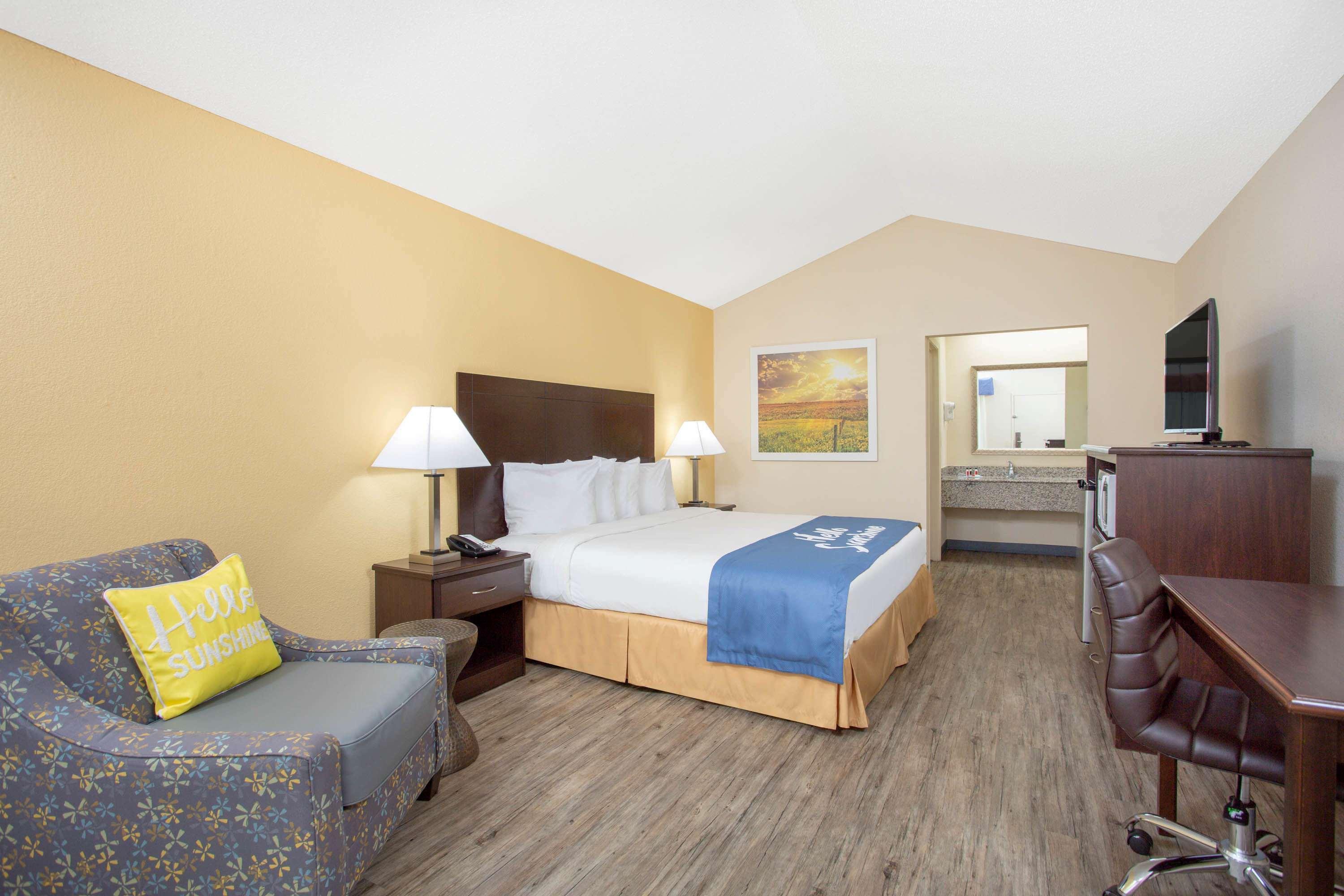 Days Inn By Wyndham Lake City Exterior photo