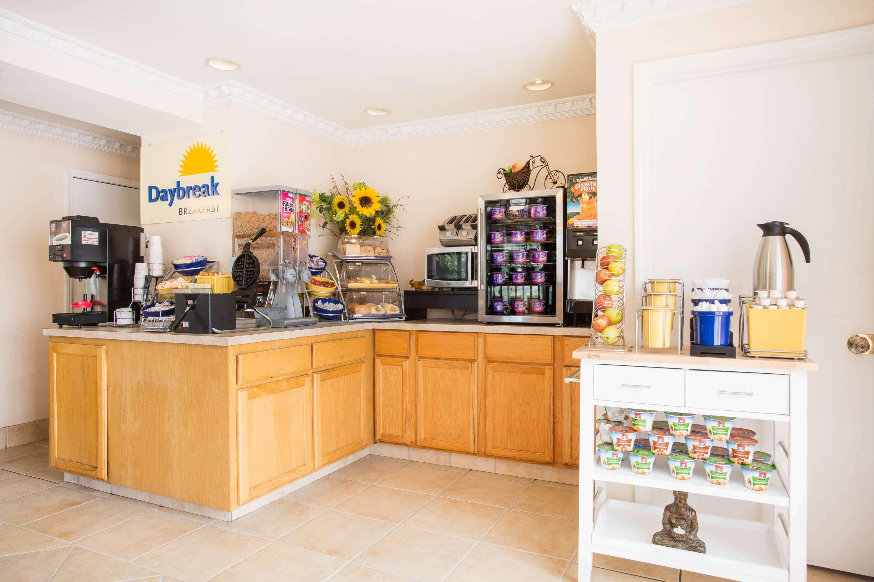 Days Inn By Wyndham Lake City Exterior photo