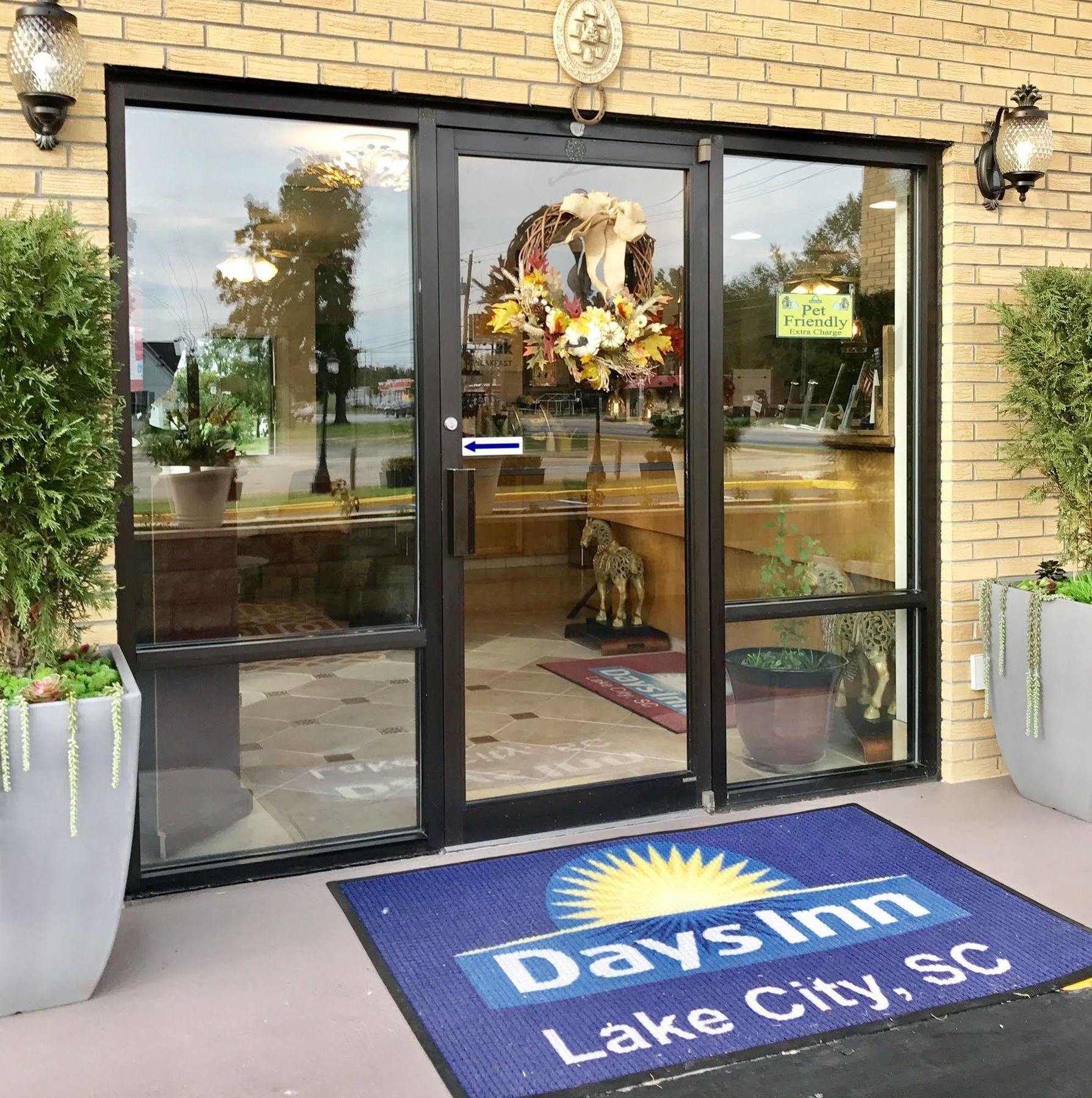 Days Inn By Wyndham Lake City Exterior photo