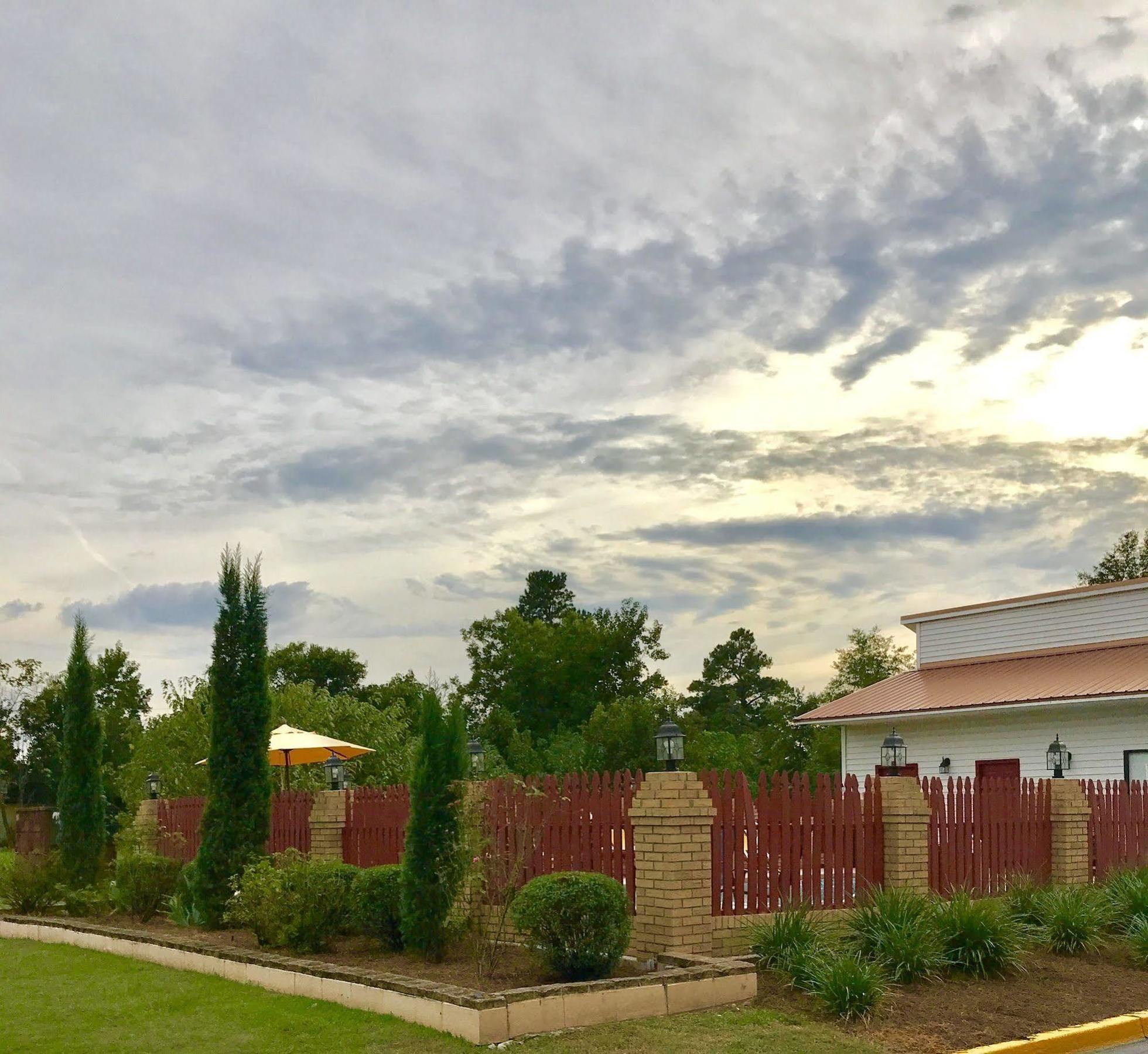 Days Inn By Wyndham Lake City Exterior photo