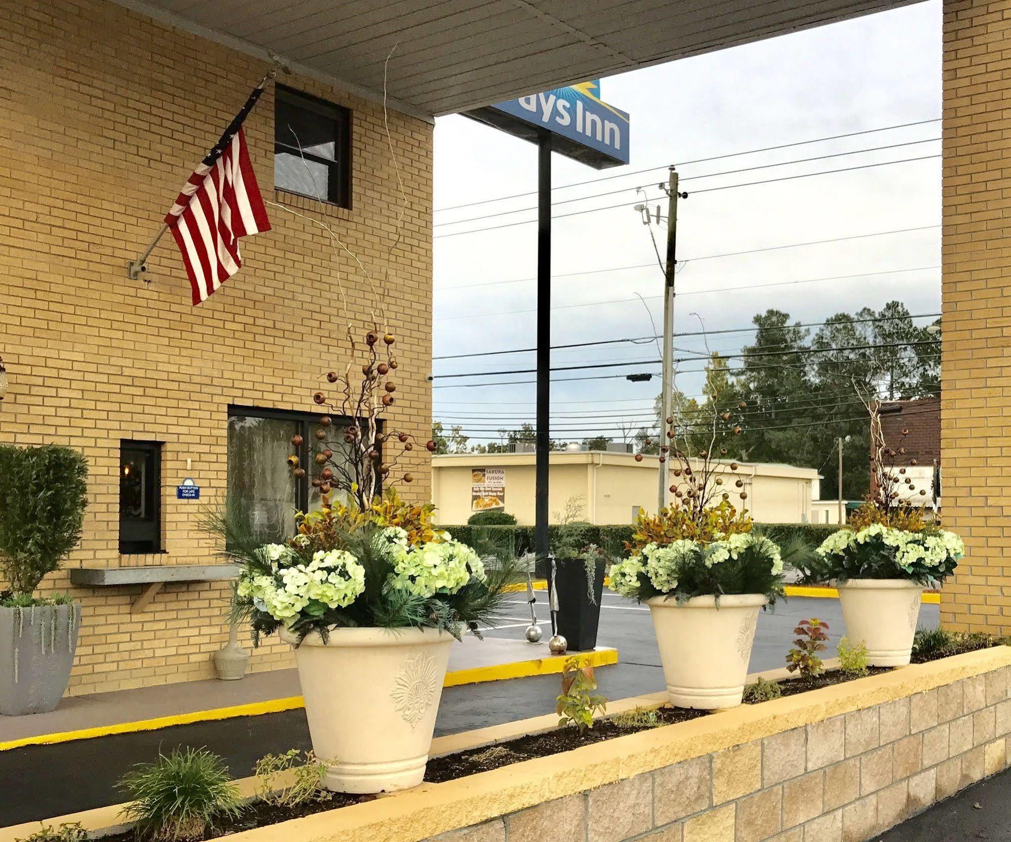 Days Inn By Wyndham Lake City Exterior photo